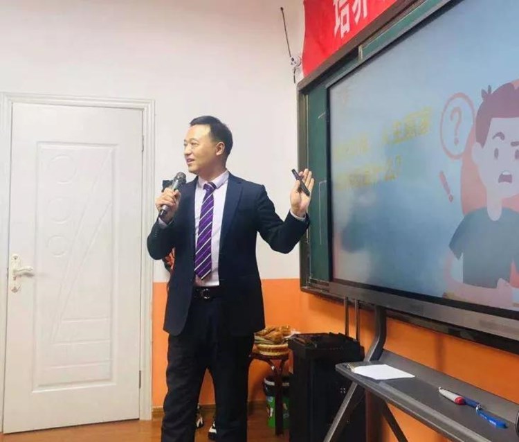 晋级教育《培养领袖少年，构筑幸福家庭》报告会接连举办
