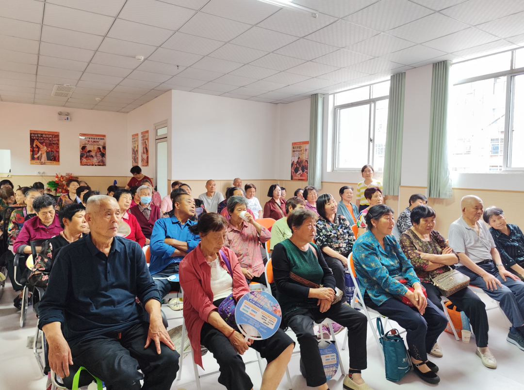 这两天，晋级集团客服副总邱名春发了一些她上门指导客服的照片和视频，让我眼前一亮。 画面里，陕西汉中城固县的一条街道上，一群老人撑着伞、冒着雨，三五成群地往同一个方向走。镜头一转，一间挂着“晋颐家”招牌的门店里，已经坐满了人，工作人员不得不临时加开一场，把后来的老人安排到隔壁教室。 这是庹蓉校长的晋颐家开业现场。当天原定上午、下午各一场，结果人太多，下午临时又加了一场。还是满足不了需求，第二天上午加开一场，第二天下午加场依然是满场。 我看着老熟人——晋级托管学堂加盟校长庹蓉，上台主持老年活动的画面，心里赞叹：庹校长，你又赢了。 我看着人头攒动的老人们挤满了晋颐家校区，我不由得感慨：老年关爱的市场太大了，一老一小融合托管这条路走对了！  01  14年前，我把品牌托管带进小县城  14年后，她又跟着我做起了养老 庹蓉这位校长，我还是比较了解的。 2012年，她还在做艺术培训，偶然接触到晋级托管，二话不说，就把项目引进了她所在的县城：城固。当时，县城里没人知道“托管”是什么，她硬是跟着总部的指导，从零起步，一家校区做到三家，成为当地学生托管的老大。 后来，她又开了两家幼儿园。 按理说，在小县城有这样的体量，该知足了。但庹蓉有个特点：不安分。 今年3月，她带着老公赶到成都，参加了我主讲的第七期晋级集团一老一小融合托管研讨会。两天课听完，她说：“这个模式我必须落地。” 我问她为什么这么急？ 她说：“少子化来了，幼儿园和托管的生源都在往下掉，我不能坐等。还有，我爸妈都70多了，我自己也奔五了，再过几年，谁来照顾我？与其到时候手忙脚乱，不如现在就布局。” 你看，这就是聪明人的逻辑：不是等到危机来了再救火，而是提前把防火墙建好。  02  一个月改造，五场活动引爆：执行力才是最大的天赋！ 4月份，庹蓉把幼儿园多出来的教室重新规划、布置，挂上“晋颐家”的招牌。对了，招牌是晋级总部统一制作的，工厂快递发送到家，她只负责挂上。   5月份，还没正式开业，她就带着老师搞了几场老年文娱活动，试探市场反应。结果，场场反响热烈。  ，时长00:30  ，时长01:30   5月25日，晋级总部派邱名春和龚子晴两位专家上门指导。巧合的是，14年前庹蓉第一家托管开业，上门指导的也是邱名春。老友重逢，从学生托管干到老年托管，两个人都有点感慨。  ，时长00:37   27日正式开业，上午一场，下午一场——下午人太多，临时又加一场。28日上午一场，下午一场。 两天五场，场场爆满。 我看了现场照片：老人们坐在教室里，拿着手机学怎么整理相册；庹蓉在台上分享自己为什么要做老年服务，台下有人偷偷抹眼泪；工作人员忙前忙后，帮老人办卡、领礼品。 有个细节特别打动我：开业当天，庹蓉根本没安排，老师们自发凑钱买了绿植摆在校区，还有人给庹蓉送了礼物。 我问邱名春：“这是庹蓉让她们买的吗？” 邱名春说：“不是，老板都不知道。老师们自己掏的钱。” 你看，什么叫团队？不是老板逼着干，而是员工主动想干。她们为什么愿意？因为她们看到了这个模式的前景，也看到了自己在这个模式里能成长、能赚钱、能长期干下去。  03  她凭什么不怕没客人？秘密就两个字：信任 现在实体店开业就关门，为什么晋颐家一开业就爆满？ 答案很简单：庹蓉手里有一个“天然鱼塘”——她做了十几年的托管和幼儿园，积累了上千个孩子的家庭资源。 开业前，她让老师通知孩子的爷爷奶奶、外公外婆：“晋颐家开业了，免费听课、领礼品。”老人因为孙子孙女在她这里，天然信任她，当然愿意来。 来了以后，发现环境好、课程实用、工作人员贴心，就会主动介绍给自己的老伙伴。 一小带一老，一老带多老，多老再带更多小。 这个闭环一旦跑通，你根本不需要去街上发传单、去小区摆摊。 这就是“一老一小”融合托管的核心逻辑：你不是在做一个新生意，你是在盘活你已有的资源。  04  从学生托管到老年托管，老师能转型吗？答案就在现场 有人担心：做学生托管的老师，能服务好老人吗？ 你看看庹校长的老师团队就知道了。 开业前，总部专家做了整整一天的师资培训，从服务特色、活动流程到岗位职责、产品使用，手把手教。 开业时，老师们全程参与：邀约老人、组织活动、台上讲课、台下谈单，样样拿得起来。 邱名春跟我说，有个老师第一次上台讲银龄课程，紧张得手心冒汗，但讲得很好。她不时停下来指导老人们操作，好几个老人直夸她教的好，一下子就学会用手机相册了。 能力不是天生的，是练出来的。 关键是，你有没有给老师一个练的机会、一个值得奋斗的方向。  结语 你缺的不是能力，而是学习； 不是机会，而是魄力 庹校长的故事，让我想起一句话：悲观者往往正确，乐观者往往成功。 很多人看到少子化，看到老龄化，第一反应是“完了，生源没了”。而我们看到的是：既然孩子少了，那我们就去服务那些还在的人——老人。 不会做怎么办？学习。于是，3月学习，引进品牌；4月继续学习，腾出场地，装饰校区；5月开业。从决定到落地，不到三个月。庹校长为什么这么快？ 她说：我等不了了。再等，机会就没了。 机会这东西，从来不会等你准备好。它只会在你犹豫的时候，被别人抢走。 晋颐家，宜万家。 下一个奇迹，就是你！
